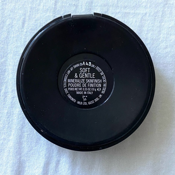 NEW Mac Mineralize Skin Finish - Soft and Gentle - Picture 2 of 3